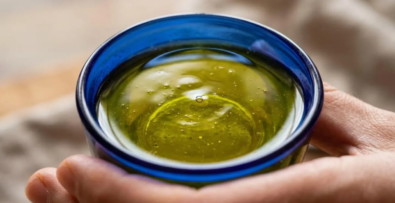 Degustazione professionale dell'olio con bicchiere da assaggio riscaldato