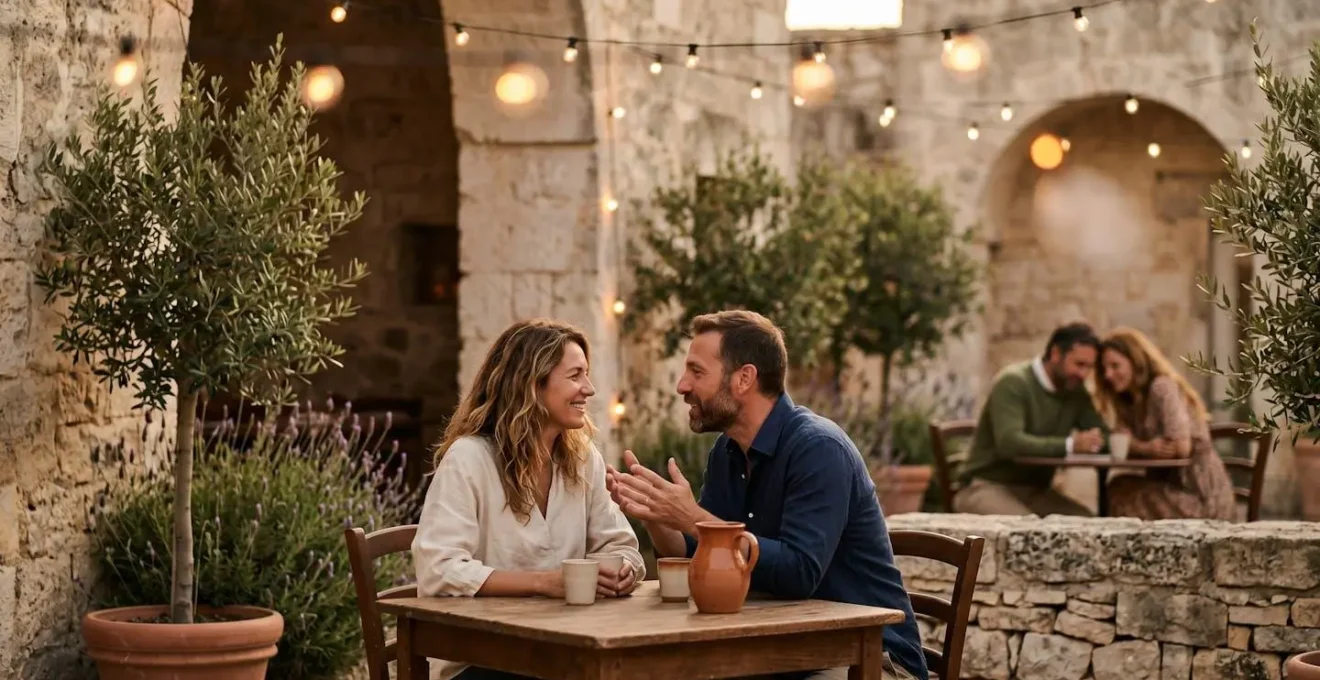 Corte interna di masseria al tramonto con aree conviviali separate